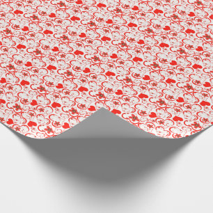 Rode harten en bloemen op een wit cadeaupapier