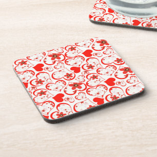 Rode harten en bloemen op een witte bier onderzetter