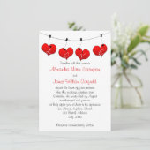 Rode harten in liefdesbruiloft-uitnodiging kaart (Staand voorkant)