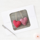 Rode harten op Houten Tabel 2 Vierkante Sticker (Envelop)