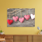 Rode harten op Wooden Table Canvas Afdruk (Insitu (Woonkamer))