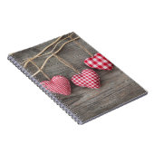 Rode harten op Wooden Table Notitieboek (Rechterzijde)