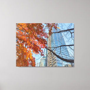 Rode herfstbladeren en stadsgezicht op de skyline canvas afdruk