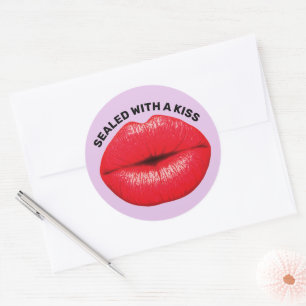 RODE HOT LIPS, GESLOTEN MET EEN KISS-STICKER RONDE STICKER