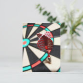 Rode ingedrukte dart op dartboard briefkaart (Staand voorkant)