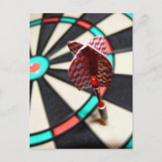 Rode ingedrukte dart op dartboard briefkaart