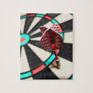Rode ingedrukte dart op dartboard legpuzzel