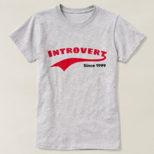 Rode Introvert Typografie Swoosh Aangepaste Datum T-shirt