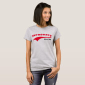 Rode Introvert Typografie Swoosh Aangepaste Datum T-shirt (Voorkant volledig)