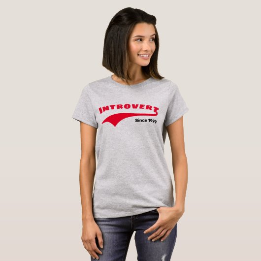 Rode Introvert Typografie Swoosh Aangepaste Datum T-shirt (Voorkant volledig)