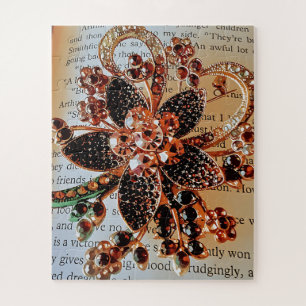 Rode juwelen broche op gedrukte achtergrond legpuzzel