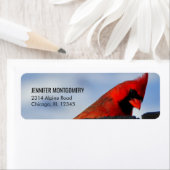 Rode kardinaal op houten stump etiket (Insitu)