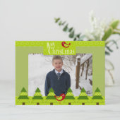 Rode kardinalen en kerstbomen feestdagenkaart (Staand voorkant)