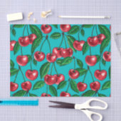 Rode kersen op turquoise tissuepapier (Craft)