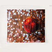 Rode kerstbal, bruine achtergrond, witte lichten wandkleed (Voorkant (horizontaal))