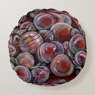 Rode kerstballen rond kussen