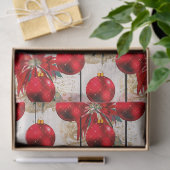 Rode kerstboomversieringen op houtontkoppeling tissuepapier (Geschenk)