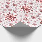  rode kerstsnowflakes op winterwit cadeaupapier (Hoek)