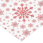  rode kerstsnowflakes op winterwit tafelkleed (Gekanteld)