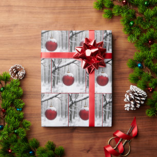 Rode kerstversiering aan besneeuwde tak cadeaupapier