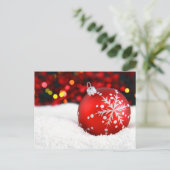 Rode kerstversiering in sneeuw briefkaart (Staand voorkant)