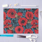 Rode klaprozen en wratten, blauwe bladeren op zwar tissuepapier (Craft)