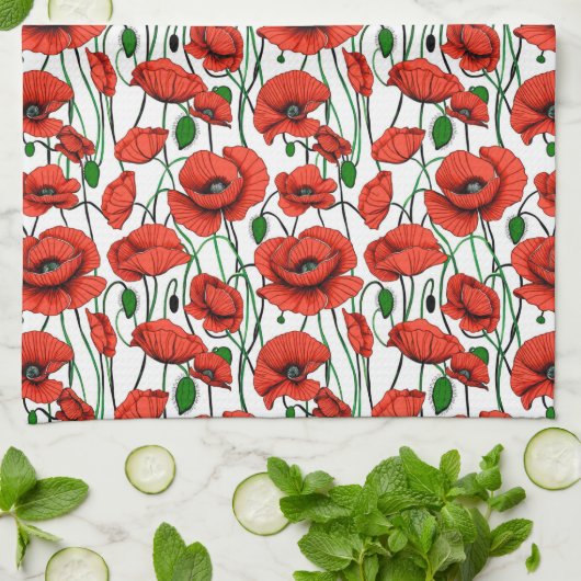 Rode klaprozen in een veld op wit theedoek (Gevouwen)