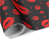 Rode liefdeskussens op zwart_groot cadeaupapier (Rol Hoek)