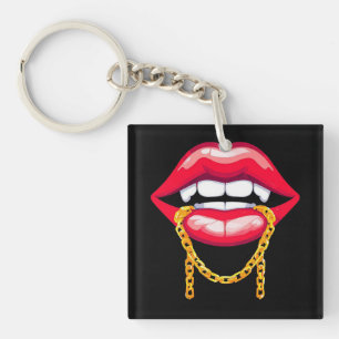 Rode lippen bijten in een stijlvolle gouden kettin sleutelhanger