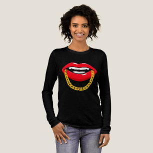 Rode lippen bijten in een stijlvolle gouden kettin Tri-Blend shirt