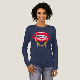 Rode lippen bijten in een stijlvolle gouden kettin Tri-Blend shirt