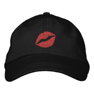 Rode lippenstift Pucker Up Kus op Zwart Geborduurde Pet
