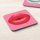 Rode lipstick grote pop lippen op girale roze onderzetter (Linkerzijde)