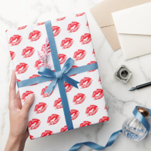Rode lipsticks op wit omslagpapier cadeaupapier