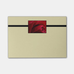 Rode macroRoos met waterdruppels Post-it® Notes