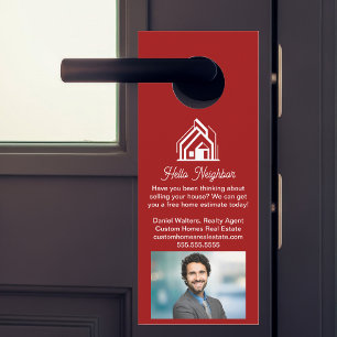 Rode makelaar advertentie voor vastgoedbedrijf