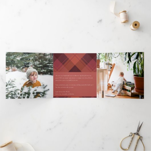 Rode Maroon Geruite 7 Foto Kruis Prettig Kerstfees Drieluik Wenskaart (Binnen)