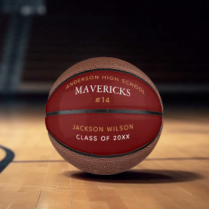 Rode middelbare school senior speler aangepaste af basketbal