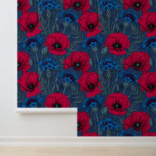 Rode papaver en blauwe cornbloemen op blauw behang