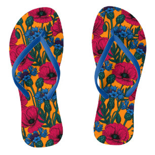 Rode papaver en blauwe cornbloemen op sinaasappel teenslippers