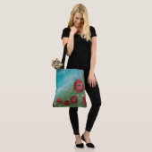 Rode papaver op een Canvas tas op een heuvel (Op model)