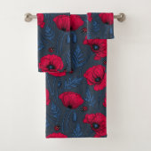 Rode papavers en ladybugs op donkerblauw bad handdoek (Insitu)