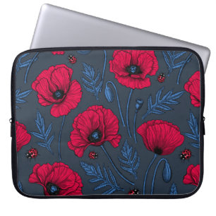 Rode papavers en ladybugs op donkerblauw laptop sleeve