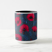 Rode papavers en ladybugs op donkerblauw mok (Midden)