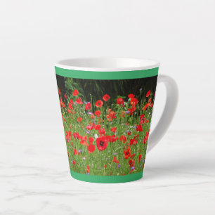 Rode papavers veld gesneden. Green Latte Mok