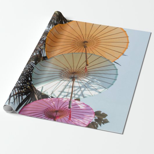 Rode paraplu op groene boom cadeaupapier (Uitgerold)