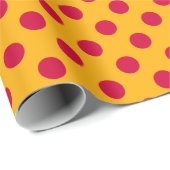 Rode polka-stippen op geel cadeaupapier (Rol Hoek)