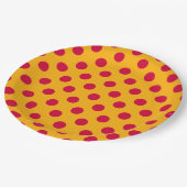Rode polka-stippen op geel papieren bordje (Gekanteld)