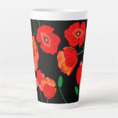 Rode poppies op zwarte achtergrondafbeelding latte mok (Voorkant)