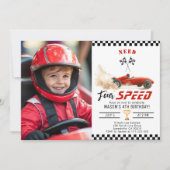 Rode raceauto heeft vier snelheden nodig 4e verjaa kaart (Voorkant)